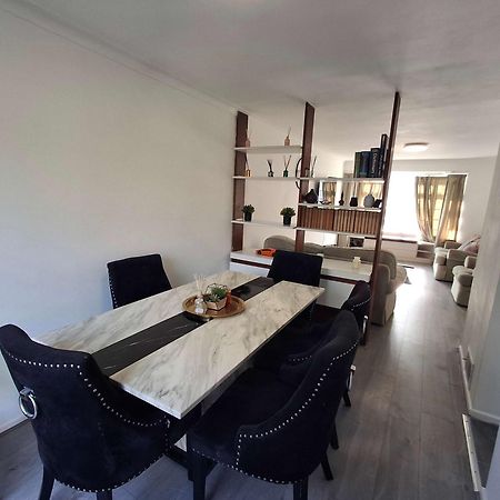 Nicely Decorated 3 Bedroom House Near Heathrow, London Staines-upon-Thames Ngoại thất bức ảnh