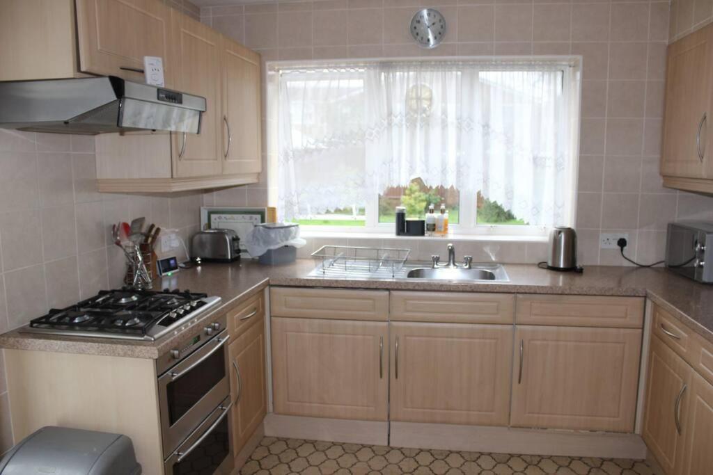 Nicely Decorated 3 Bedroom House Near Heathrow, London Staines-upon-Thames Ngoại thất bức ảnh