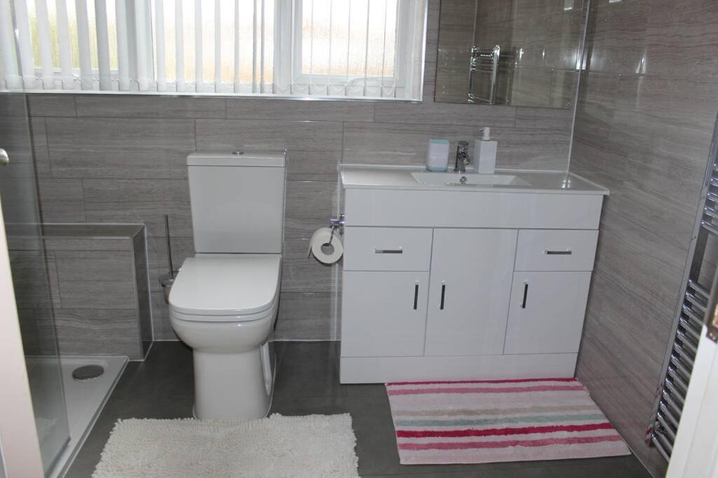 Nicely Decorated 3 Bedroom House Near Heathrow, London Staines-upon-Thames Ngoại thất bức ảnh
