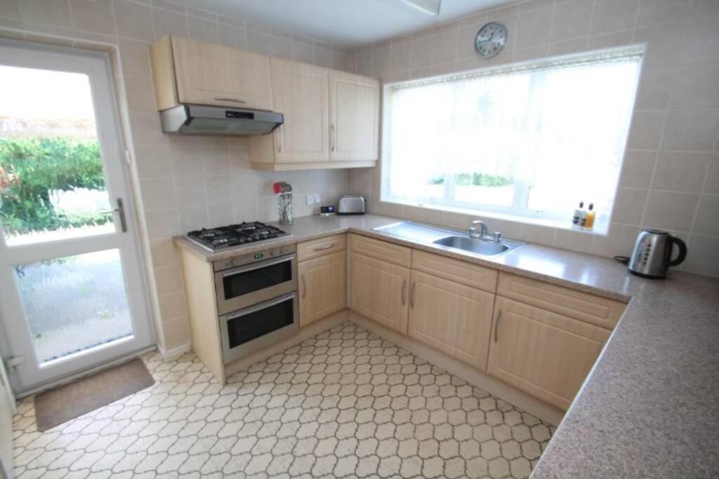 Nicely Decorated 3 Bedroom House Near Heathrow, London Staines-upon-Thames Ngoại thất bức ảnh