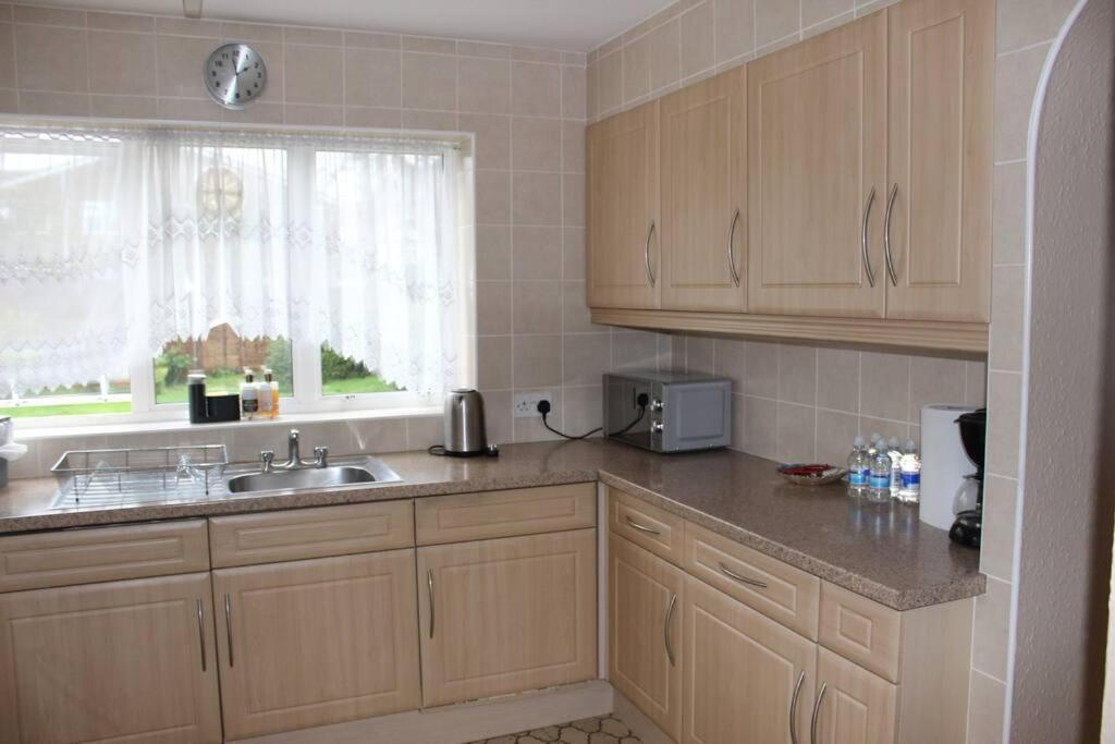 Nicely Decorated 3 Bedroom House Near Heathrow, London Staines-upon-Thames Ngoại thất bức ảnh