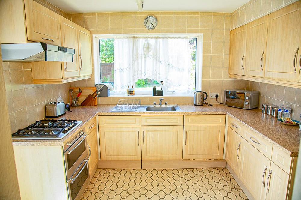 Nicely Decorated 3 Bedroom House Near Heathrow, London Staines-upon-Thames Ngoại thất bức ảnh