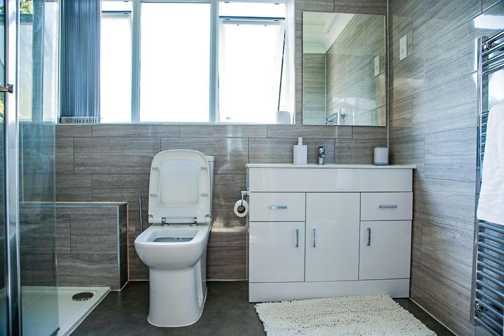 Nicely Decorated 3 Bedroom House Near Heathrow, London Staines-upon-Thames Ngoại thất bức ảnh