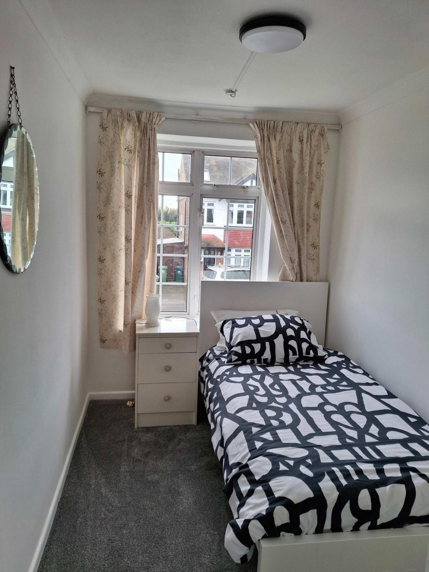 Nicely Decorated 3 Bedroom House Near Heathrow, London Staines-upon-Thames Ngoại thất bức ảnh