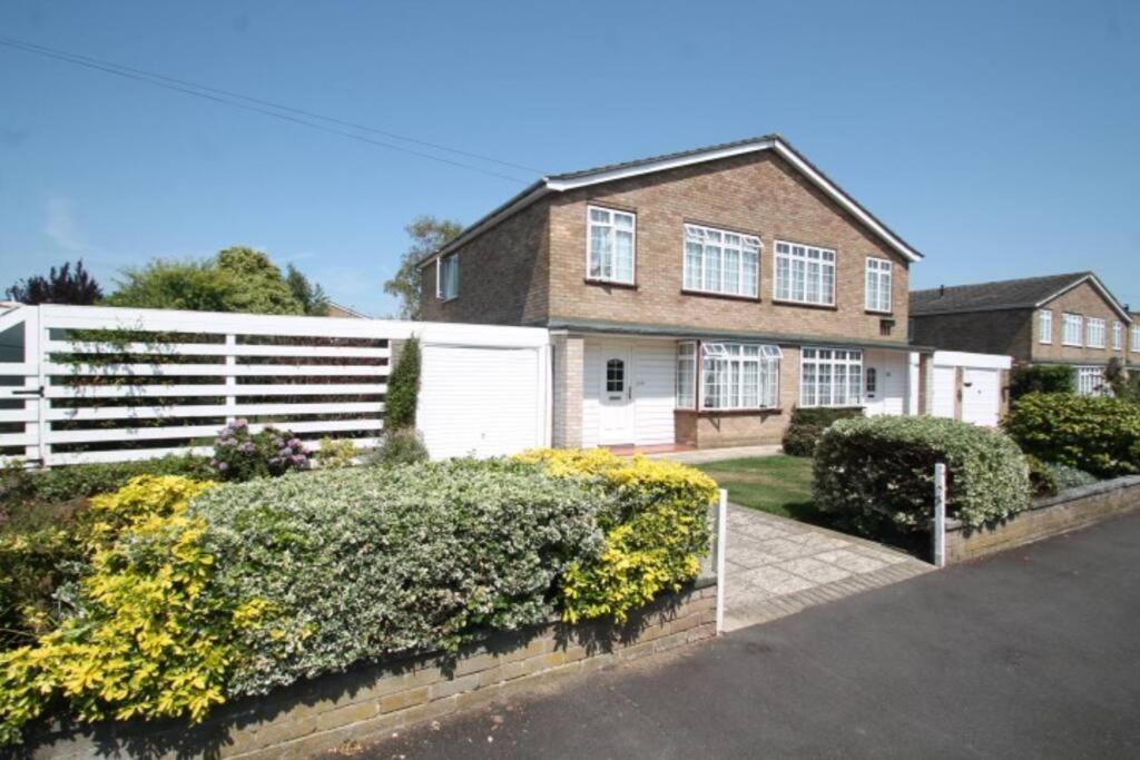 Nicely Decorated 3 Bedroom House Near Heathrow, London Staines-upon-Thames Ngoại thất bức ảnh
