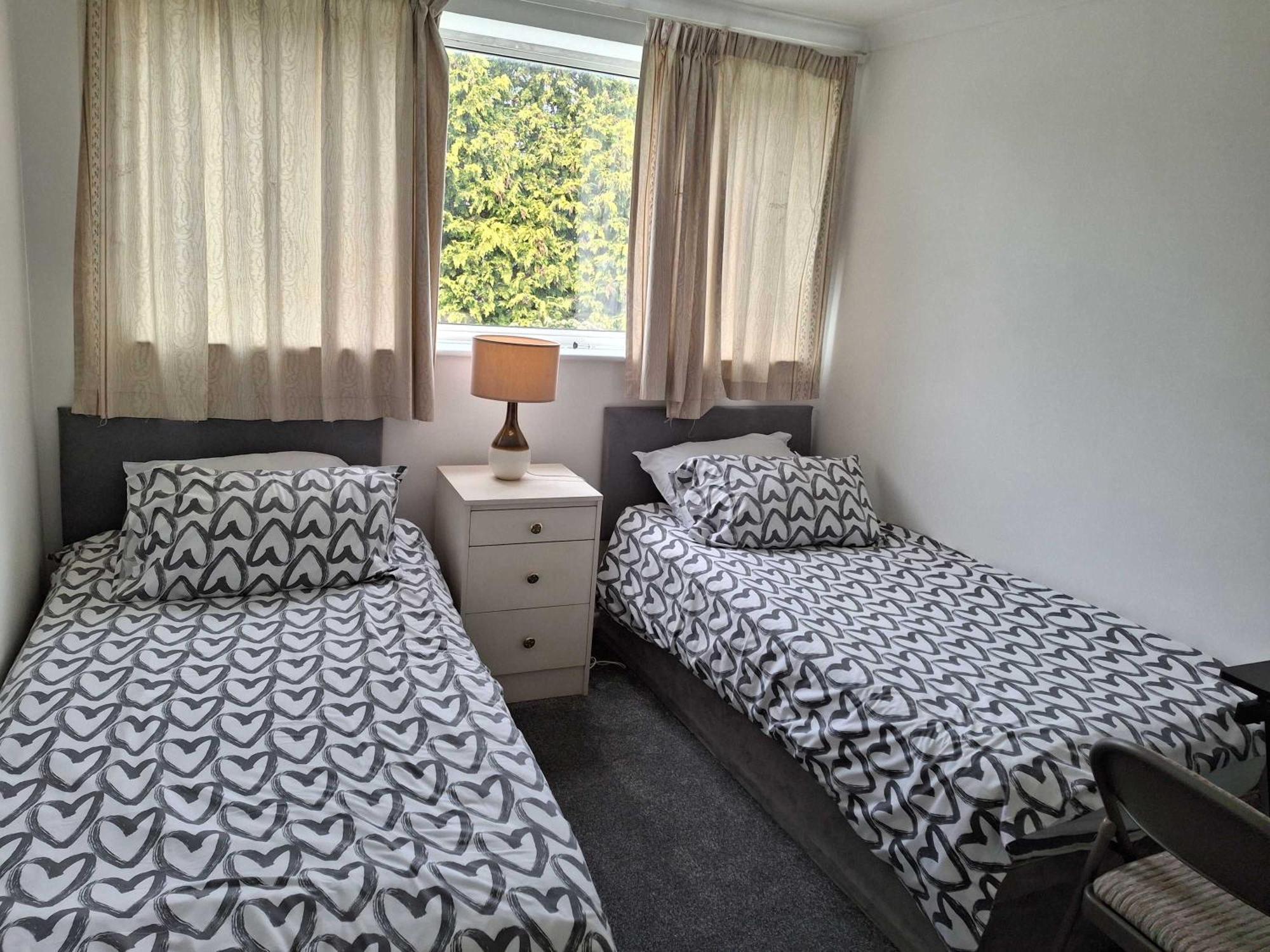 Nicely Decorated 3 Bedroom House Near Heathrow, London Staines-upon-Thames Ngoại thất bức ảnh