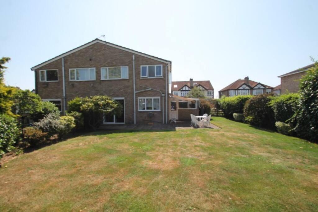 Nicely Decorated 3 Bedroom House Near Heathrow, London Staines-upon-Thames Ngoại thất bức ảnh